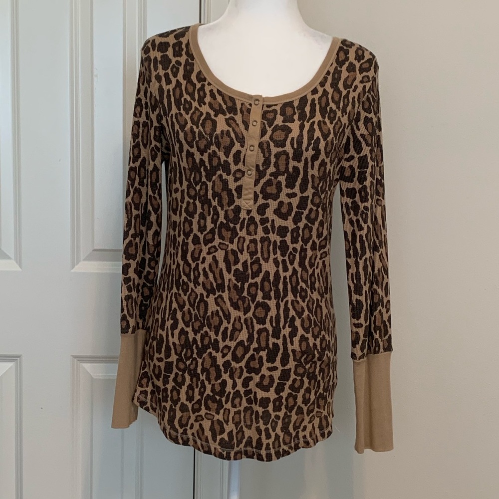 Splendid leopard Henley